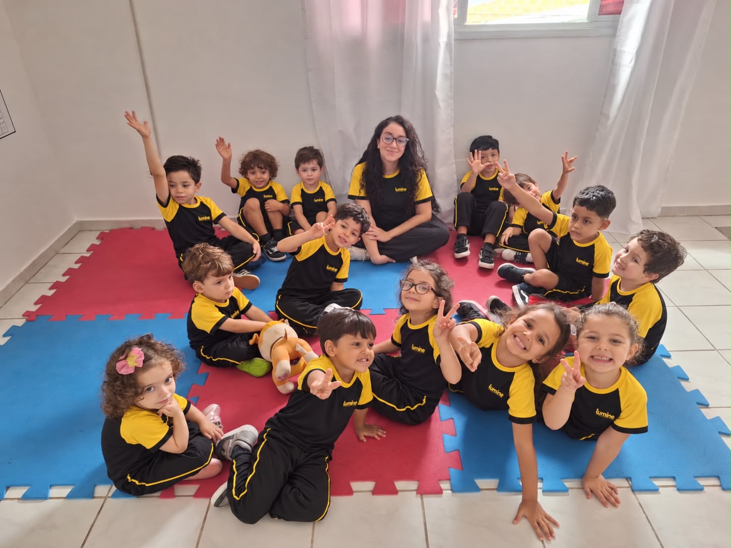Pais acompanhando a rotina escolar do filho no Colégio Lumine