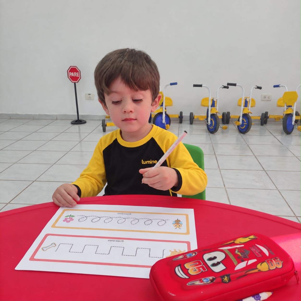 Crianças em atividade de aprendizagem bilíngue no Colégio Lumine